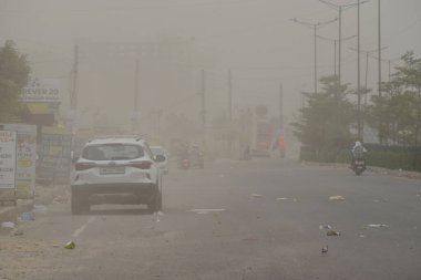 26 Nisan 2025 'te Hindistan' ın Gurugram kentindeki Rama Garden yakınlarındaki 37. bölgede bir toz fırtınasının ortasında. 