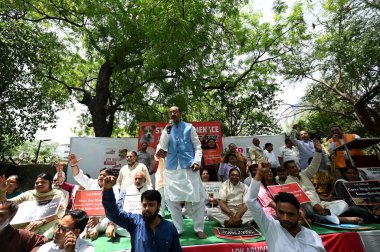 NEW DELHI, INDIA - APRIL 27: BJP lideri Vijay Goel ve RWA / STK temsilcileri, 27 Nisan 2025 tarihinde Jantar Mantar 'da sokak köpeği ısırığı olaylarının arttığını vurgulayan, yetkililerden daha güçlü eylem çağrısı yapan bir Dharna protestosu düzenlediler.
