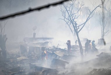 27 Nisan 2025 'te Yeni Delhi, Hindistan' da Rohini, Sektör 17 yakınlarındaki bir varoşta Jhuggi Kümesi 'nde büyük bir yangın görüldü.. 