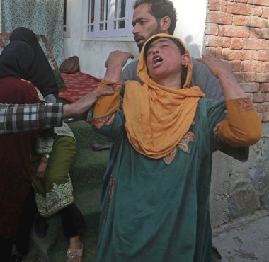 SRINAGAR, INDIA - 26 Nisan 2025 'te Srinagar' ın güneyindeki Murran köyü Pulwama 'da Pahalgam turist saldırısına karıştığından şüphelenilen militan Ahsan Ul Haq Sheikh' in evi, 26 Nisan 2025 'te Hindistan' ın Srinagar kentinde yıkıldı.. 