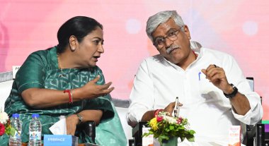 NEW DELHI, INDIA - 26 Nisan: Delhi Rekha Gupta 'nın başkanı ve Birlik Kültür Bakanı Gajendra Singh Shekhawat, 2. Asya Yogasana Spor Şampiyonası sırasında, ITO yakınlarındaki Indira Gandhi Stadyumu' nda, 26 Nisan 2025, Yeni Delhi, Hindistan. 