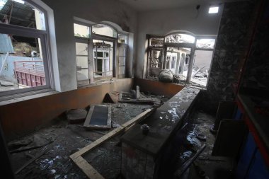 SRINAGAR, INDIA - 26 Nisan 2025 'te Srinagar' ın güneyindeki Murran köyü Pulwama 'da Pahalgam turist saldırısına karıştığından şüphelenilen militan Ahsan Ul Haq Sheikh' in evi, 26 Nisan 2025 'te Hindistan' ın Srinagar kentinde yıkıldı.. 