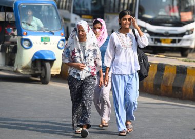 NOIDA, INDIA - 27 Nisan - Delhi-NCR 'de sıcaklık artarken, Hindistan' ın Noida şehrinde 27 Nisan 2025 'te 38A sektöründeki sıcaktan kaçmak için banliyö sakinleri başlarını örtüyor. En yüksek sıcaklık 41 derece civarındaydı ve en düşük sıcaklık da etraftaydı. 