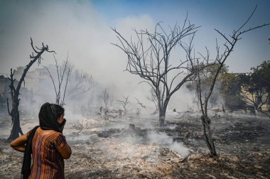 27 Nisan 2025 'te Yeni Delhi, Hindistan' da Rohini, Sektör 17 yakınlarındaki bir varoşta Jhuggi Kümesi 'nde büyük bir yangın görüldü.. 