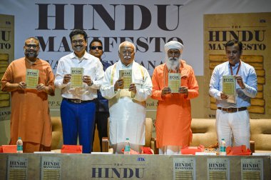 NEW DELHI, INDIA - 26 APRIL: Rashtriya Swayamsevak Sangh (RSS) Şefi Mohan Bhagwat ve Swami Vigyananand ve DU VC prof Yogesh Singh, Swami Krishnashah vidyarthi, praveen tiwari 'nin' Hindu Manifestoi 'kitabının tanıtımı sırasında 