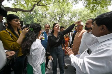 NEW DELHI, INDIA - 27 Nisan: Köpek severler, 27 Nisan 2025 'te Jantar Mantar' da, BJP lideri Vijay Goel 'in dharna protestosu sırasında sokak köpeği ısırığı olaylarının arttığını vurgulayarak, yetkililerden daha güçlü bir eylem çağrısında bulundu. 