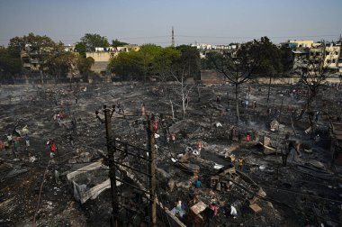 27 Nisan 2025 'te Yeni Delhi, Hindistan' da Rohini, Sektör 17 'nin yakınlarındaki bir varoşta Jhuggi Kümesi' nde büyük bir yangın görüldü.. 