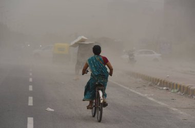 26 Nisan 2025 'te Hindistan' ın Gurugram kentindeki Rama Garden yakınlarındaki 37. bölgede bir toz fırtınasının ortasında. 