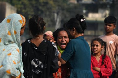 27 Nisan 2025 'te Hindistan' ın Yeni Delhi kentinde, Rohini, Sektör 17 'nin yakınlarındaki bir gecekondu mahallesinde büyük bir yangın görülürken, bir çocuğun annesi Sadia göz yaşları içindeydi.. 