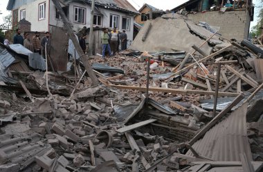 SRINAGAR, INDIA - 26 Nisan 2025 'te Srinagar' ın güneyindeki Murran köyü Pulwama 'da Pahalgam turist saldırısına karıştığından şüphelenilen militan Ahsan Ul Haq Sheikh' in evi, 26 Nisan 2025 'te Hindistan' ın Srinagar kentinde yıkıldı.. 