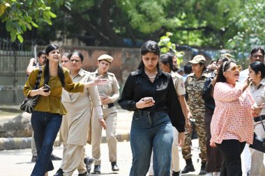 NEW DELHI, INDIA - 27 Nisan: Köpek severler, 27 Nisan 2025 'te Jantar Mantar' da, BJP lideri Vijay Goel 'in dharna protestosu sırasında sokak köpeği ısırığı olaylarının arttığını vurgulayarak, yetkililerden daha güçlü bir eylem çağrısında bulundu. 