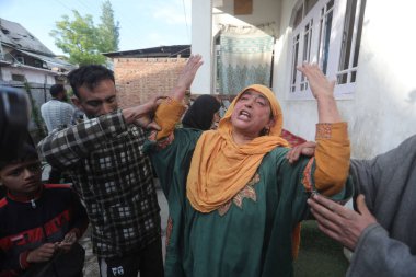 SRINAGAR, INDIA - 26 Nisan 2025 'te Srinagar' ın güneyindeki Murran köyü Pulwama 'da Pahalgam turist saldırısına karıştığından şüphelenilen militan Ahsan Ul Haq Sheikh' in evi, 26 Nisan 2025 'te Hindistan' ın Srinagar kentinde yıkıldı.. 