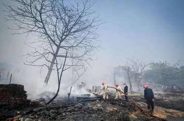 27 Nisan 2025 'te Yeni Delhi, Hindistan' da Rohini, Sektör 17 yakınlarındaki bir varoşta Jhuggi Kümesi 'nde büyük bir yangın görüldü.. 