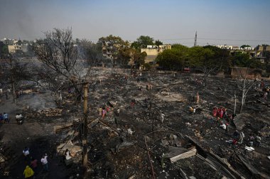 27 Nisan 2025 'te Yeni Delhi, Hindistan' da Rohini, Sektör 17 'nin yakınlarındaki bir varoşta Jhuggi Kümesi' nde büyük bir yangın görüldü.. 