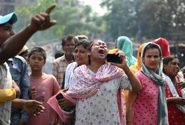 17. Bölge, Rohini yakınlarındaki bir gecekondu mahallesinde 27 Nisan 2025 'te Yeni Delhi, Hindistan' da meydana gelen büyük bir yangının ardından yanan çocuklar ailesi yas tutuyor.. 