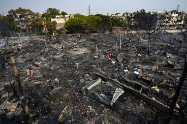 27 Nisan 2025 'te Yeni Delhi, Hindistan' da Rohini, Sektör 17 'nin yakınlarındaki bir varoşta Jhuggi Kümesi' nde büyük bir yangın görüldü.. 