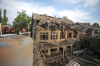 SRINAGAR, INDIA - 26 Nisan 2025 'te Srinagar' ın güneyindeki Murran köyü Pulwama 'da Pahalgam turist saldırısına karıştığından şüphelenilen militan Ahsan Ul Haq Sheikh' in evi, 26 Nisan 2025 'te Hindistan' ın Srinagar kentinde yıkıldı.. 
