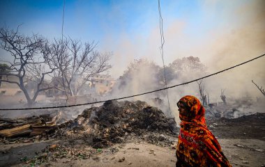 27 Nisan 2025 'te Yeni Delhi, Hindistan' da Rohini, Sektör 17 yakınlarındaki bir varoşta Jhuggi Kümesi 'nde büyük bir yangın görüldü.. 