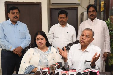 PATNA, INDIA - 19 Nisan: Eski Gujarat İçişleri Bakanı Govardhan Bhai Jhaparia 19 Nisan 2025 'te Hindistan' ın başkenti Patna 'da basın toplantısı düzenledi.. 