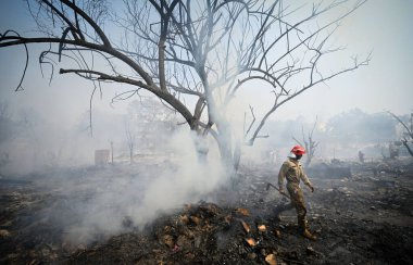 27 Nisan 2025 'te Yeni Delhi, Hindistan' da Rohini, Sektör 17 yakınlarındaki bir varoşta Jhuggi Kümesi 'nde büyük bir yangın görüldü.. 