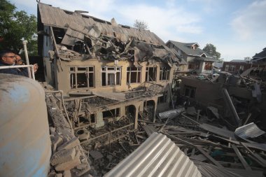 SRINAGAR, INDIA - 26 Nisan 2025 'te Srinagar' ın güneyindeki Murran köyü Pulwama 'da Pahalgam turist saldırısına karıştığından şüphelenilen militan Ahsan Ul Haq Sheikh' in evi, 26 Nisan 2025 'te Hindistan' ın Srinagar kentinde yıkıldı.. 