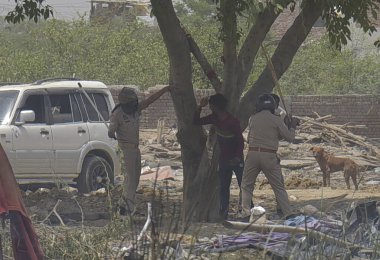 Gaziabad polis idaresi, 26 Nisan 2025 'te Hindistan' ın Gaziabad kentinde, Dasna mahkemesinin emriyle 36 büyük çaplı araziyi yasadışı işgalden kaldırdı.. 