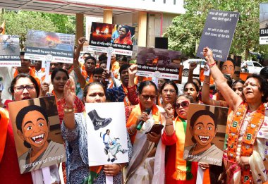 MUMBAI, INDIA - 26 Nisan 2025 'te Hindistan, Mumbai' de BJP ofisinde Hindu soykırımına karşı Bengal hücresi bir protesto düzenledi.. 