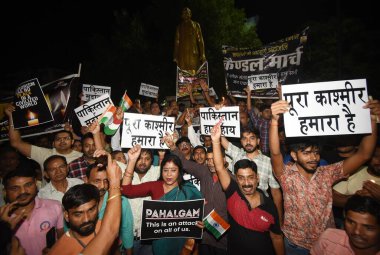 PATNA, INDIA - 27 Nisan 2025 'te Hindistan' ın Patna kentinde gerçekleşen Jammu ve Kashmir Pahalgam terör saldırısı kurbanlarının anısına Nala Yolu Tüccarları ellerinde mum tutuyorlar.. 