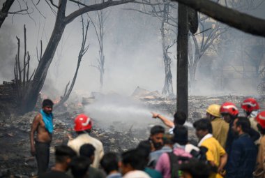 27 Nisan 2025 'te Yeni Delhi, Hindistan' da Rohini, Sektör 17 yakınlarındaki bir varoşta Jhuggi Kümesi 'nde büyük bir yangın görüldü.. 