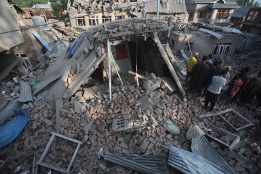SRINAGAR, INDIA - 26 Nisan 2025 'te Srinagar' ın güneyindeki Murran köyü Pulwama 'da Pahalgam turist saldırısına karıştığından şüphelenilen militan Ahsan Ul Haq Sheikh' in evi, 26 Nisan 2025 'te Hindistan' ın Srinagar kentinde yıkıldı.. 