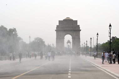 NEW DELHI, INDIA - 27 Nisan 2025 'te Yeni Delhi, Hindistan' da ulusal başkentlerin hava kalitesi sıcak bir günde bozulduktan sonra, Kartavya Yolu 'nun dışındaki yollara su serptiler..
