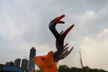 NOIDA, INDIA - 26 Nisan 2025: Bulutlar 26 Nisan 2025 'te Hindistan' ın Noida şehrinde şehrin üzerinde süzülür.