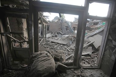SRINAGAR, INDIA - 26 Nisan 2025 'te Srinagar' ın güneyindeki Murran köyü Pulwama 'da Pahalgam turist saldırısına karıştığından şüphelenilen militan Ahsan Ul Haq Sheikh' in evi, 26 Nisan 2025 'te Hindistan' ın Srinagar kentinde yıkıldı.. 