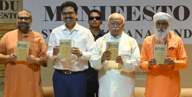 NEW DELHI, INDIA - 26 APRIL: Rashtriya Swayamsevak Sangh (RSS) Şefi Mohan Bhagwat ve Swami Vigyananand ve DU VC prof Yogesh Singh, Swami Krishnashah vidyarthi, praveen tiwari 'nin' Hindu Manifestoi 'kitabının tanıtımı sırasında 