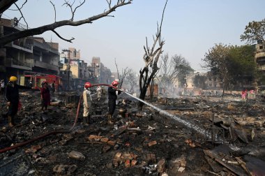 27 Nisan 2025 'te Yeni Delhi, Hindistan' da Rohini, Sektör 17 'nin yakınlarındaki bir varoşta Jhuggi Kümesi' nde büyük bir yangın görüldü.. 