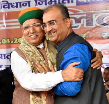 PATNA, INDIA - 27 Nisan 2025 'te Hindistan' ın başkenti Patna 'da Dalit Mahapanchayat' da Bihar Bakanı Mangal Pandey ile birlikte Birlik Hukuku ve Adalet Bakanı Arjun Ram Meghwal.
