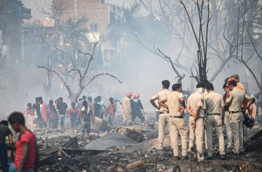 27 Nisan 2025 'te Yeni Delhi, Hindistan' da Rohini, Sektör 17 yakınlarındaki bir varoşta Jhuggi Kümesi 'nde büyük bir yangın görüldü.. 