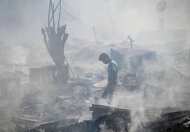 27 Nisan 2025 'te Yeni Delhi, Hindistan' da Rohini, Sektör 17 yakınlarındaki bir varoşta Jhuggi Kümesi 'nde büyük bir yangın görüldü.. 