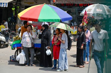 YENİ DELHI, INDIA - 26 Nisan 2025 'te Hindistan' ın Yeni Delhi kentinde sıcak bir yaz öğleden sonrasında Humayun Mezarlığı 'nda sıcak hava dalgasına göğüs gerenler. 