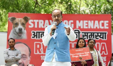NEW DELHI, INDIA - APRIL 27: BJP lideri Vijay Goel ve RWA / STK temsilcileri, 27 Nisan 2025 tarihinde Jantar Mantar 'da sokak köpeği ısırığı olaylarının arttığını vurgulayan, yetkililerden daha güçlü eylem çağrısı yapan bir Dharna protestosu düzenlediler.