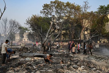 27 Nisan 2025 'te Yeni Delhi, Hindistan' da Rohini, Sektör 17 'nin yakınlarındaki bir varoşta Jhuggi Kümesi' nde büyük bir yangın görüldü.. 