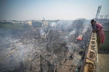 27 Nisan 2025 'te Yeni Delhi, Hindistan' da Rohini, Sektör 17 yakınlarındaki bir varoşta Jhuggi Kümesi 'nde büyük bir yangın görüldü.. 