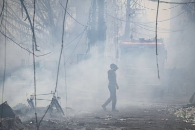 27 Nisan 2025 'te Yeni Delhi, Hindistan' da Rohini, Sektör 17 yakınlarındaki bir varoşta Jhuggi Kümesi 'nde büyük bir yangın görüldü.. 