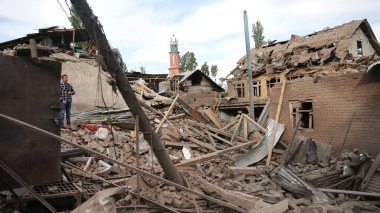 SRINAGAR, INDIA - 26 Nisan 2025 'te Srinagar' ın güneyindeki Murran köyü Pulwama 'da Pahalgam turist saldırısına karıştığından şüphelenilen militan Ahsan Ul Haq Sheikh' in evi, 26 Nisan 2025 'te Hindistan' ın Srinagar kentinde yıkıldı.. 