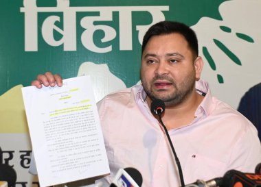 PATNA, INDIA - 19 Nisan: Muhalefet Lideri ve RJD lideri Tejashwi Yadav 19 Nisan 2025 'te Hindistan' ın Patna kentinde RJD ofisinde basın toplantısı düzenledi..