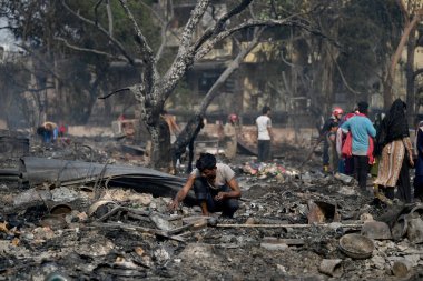 27 Nisan 2025 'te Yeni Delhi, Hindistan' da Rohini, Sektör 17 'nin yakınlarındaki bir varoşta Jhuggi Kümesi' nde büyük bir yangın görüldü.. 