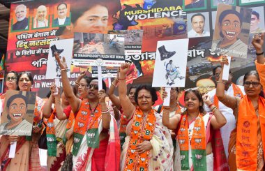 MUMBAI, INDIA - 26 Nisan 2025 'te Hindistan, Mumbai' de BJP ofisinde Hindu soykırımına karşı Bengal hücresi bir protesto düzenledi.. 