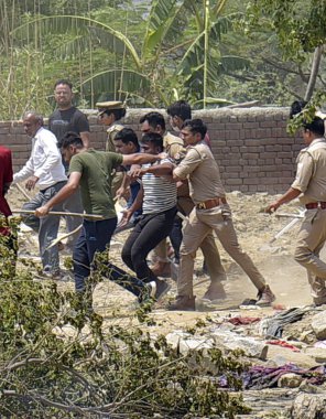 Gaziabad polis idaresi, 26 Nisan 2025 'te Hindistan' ın Gaziabad kentinde, Dasna mahkemesinin emriyle 36 büyük çaplı araziyi yasadışı işgalden kaldırdı.. 