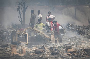 27 Nisan 2025 'te Yeni Delhi, Hindistan' da Rohini, Sektör 17 yakınlarındaki bir varoşta Jhuggi Kümesi 'nde büyük bir yangın görüldü.. 