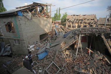 SRINAGAR, INDIA - 26 Nisan 2025 'te Srinagar' ın güneyindeki Murran köyü Pulwama 'da Pahalgam turist saldırısına karıştığından şüphelenilen militan Ahsan Ul Haq Sheikh' in evi, 26 Nisan 2025 'te Hindistan' ın Srinagar kentinde yıkıldı.. 